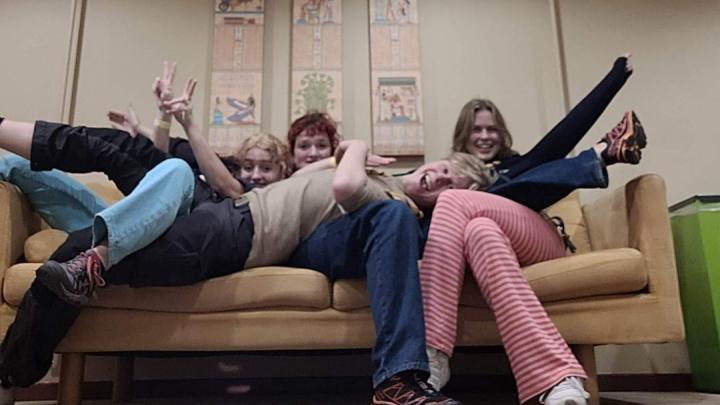 Fire klanspejdere der ligger i en sofa i legoland og har det vildt sjovt.