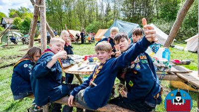 Juniorspejdere ved køkkenbord